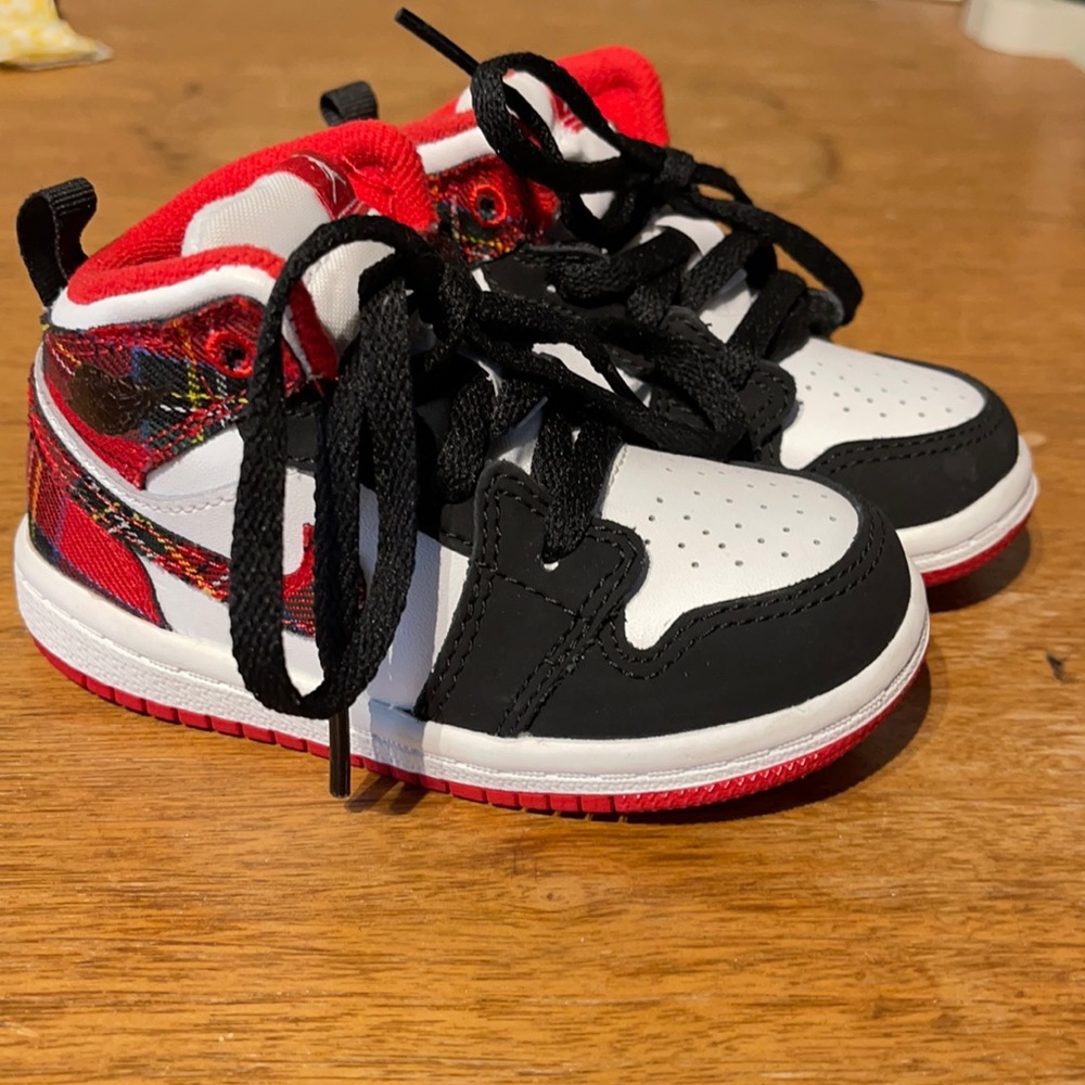 Air Jordan 1 Mid Gs 6C Bad Santa Plaid
